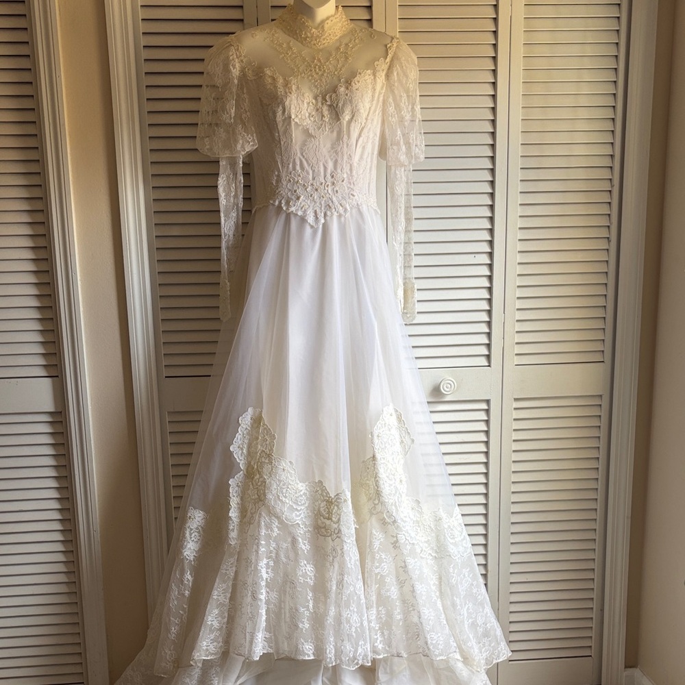 Vintage 80's Elegant White Lace Wedding Dress. Size 13-14.